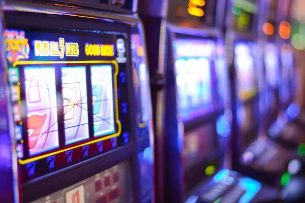 Andar Bahar live dealer dealing cards to left and right sides